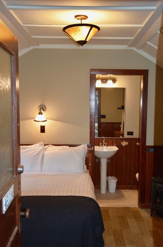 Johnston Canyon Lodge and Bungalows