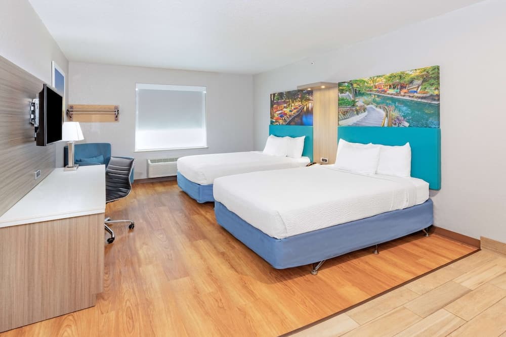 Days Inn & Suites by Wyndham San Antonio near Frost Bank Center