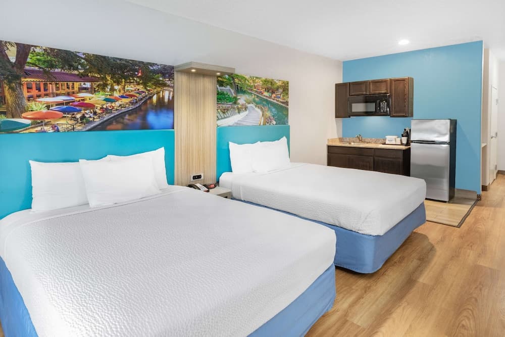 Days Inn & Suites by Wyndham San Antonio near Frost Bank Center