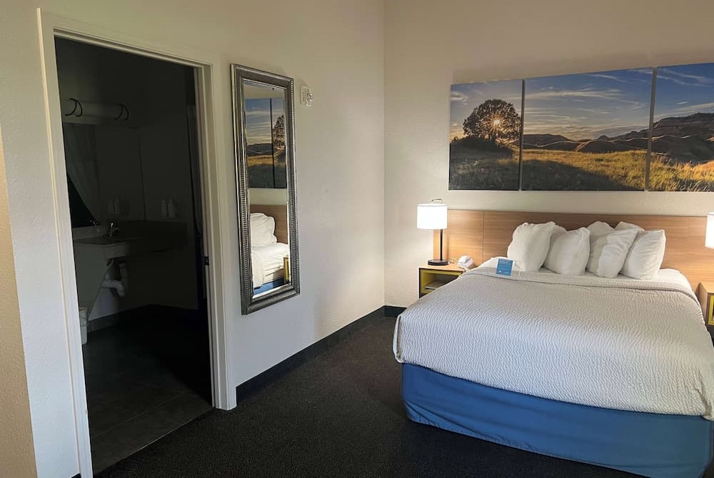 Days Inn & Suites by Wyndham Columbus NE