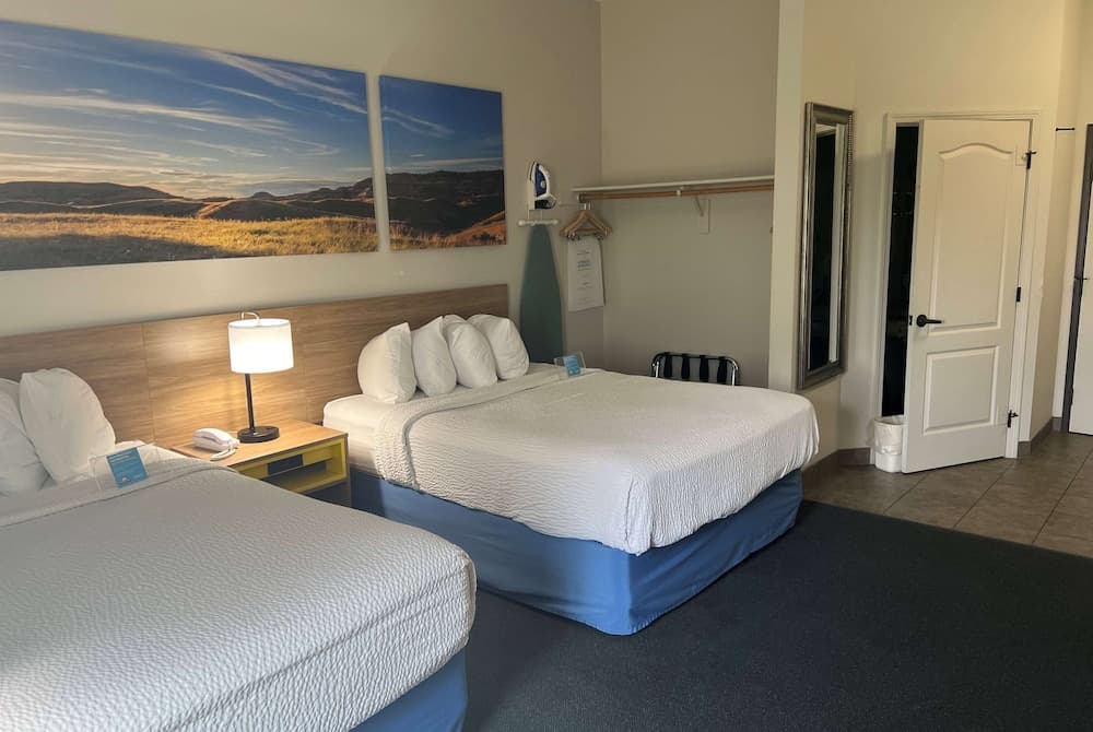 Days Inn & Suites by Wyndham Columbus NE