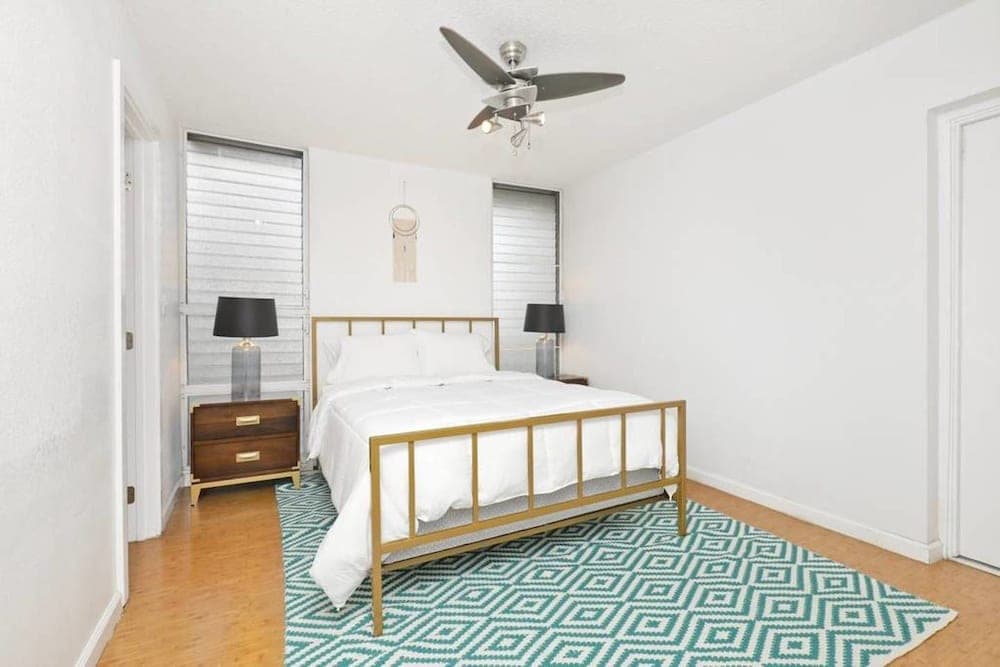 Large 2br/2ba Steps to Waikiki Beach by Domio