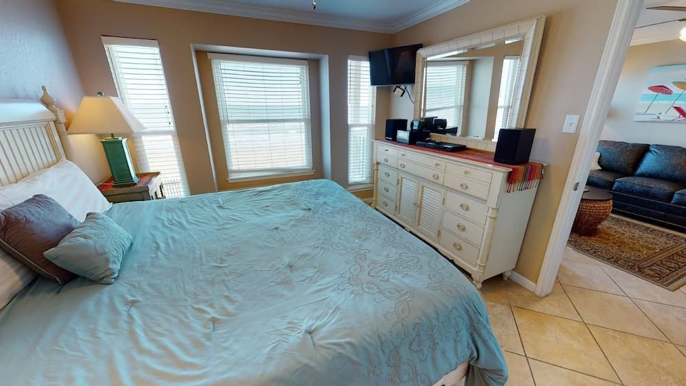 Seascape 2113 2 Bedroom Condo by RedAwning