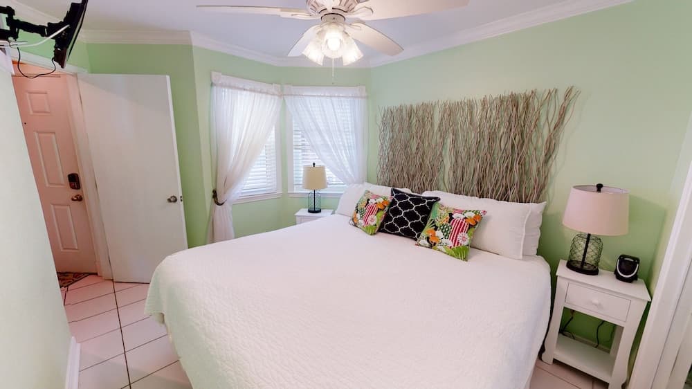 Seascape 1216 Studio Bedroom Condo by RedAwning