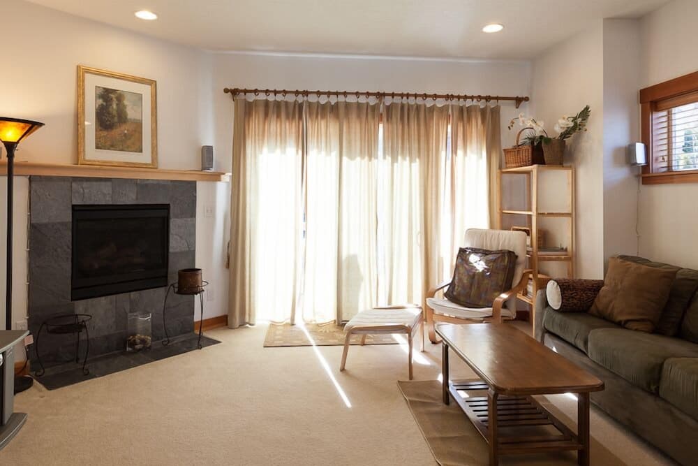 Pet-Friendly Venturi with Fireplace and BBQ on the Deck by RedAwning