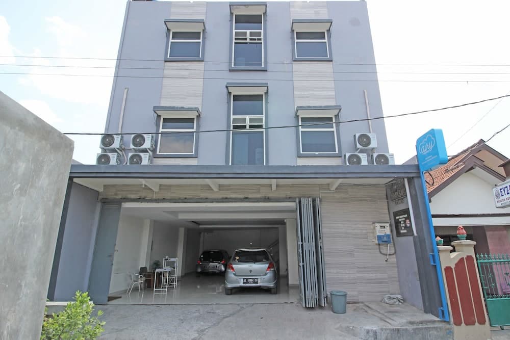 RedDoorz near RS Moewardi