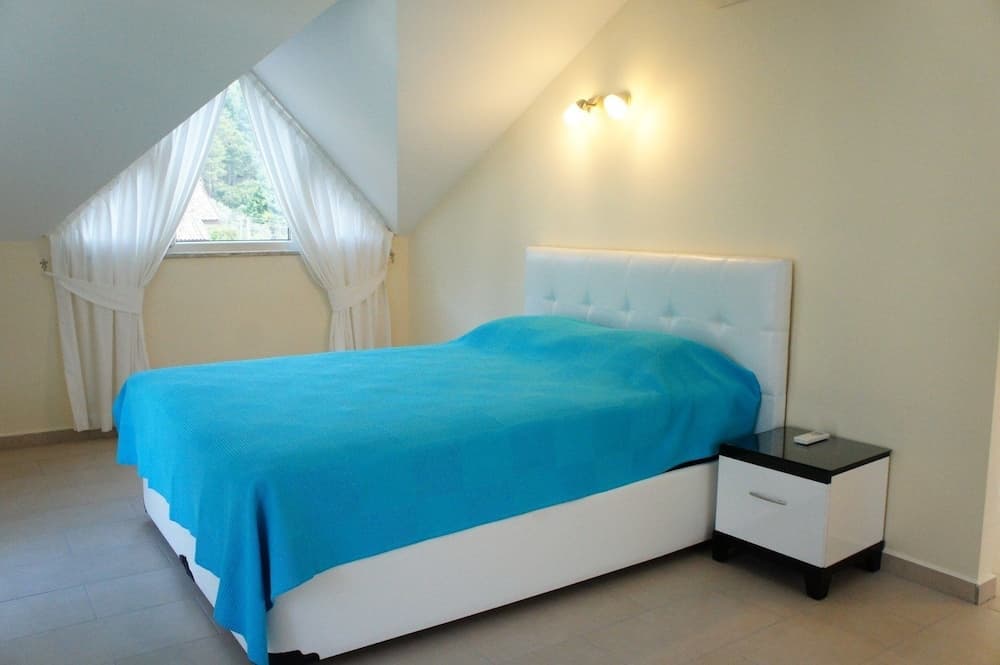 Aquamarine Apartments