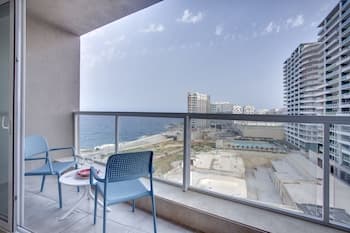Modern Seaview Apartment In a Prime Location