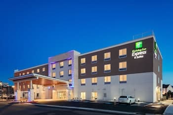 Holiday Inn Express & Suites Medford, an IHG Hotel