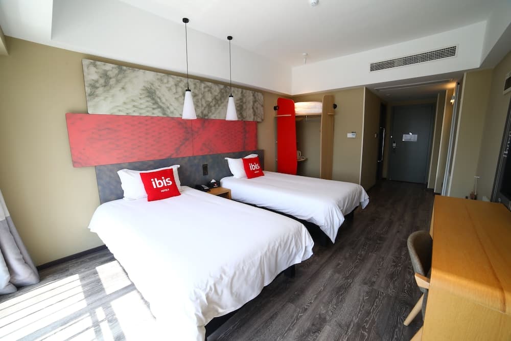 ibis Weihai Oriental New Ground Hotel