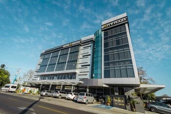City Plaza Hotel & Suites