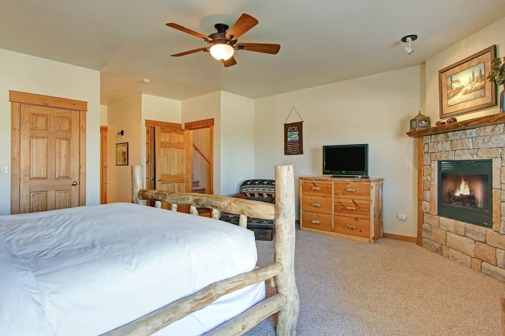 Mount Enentah 37 2 Bedroom Condo by RedAwning