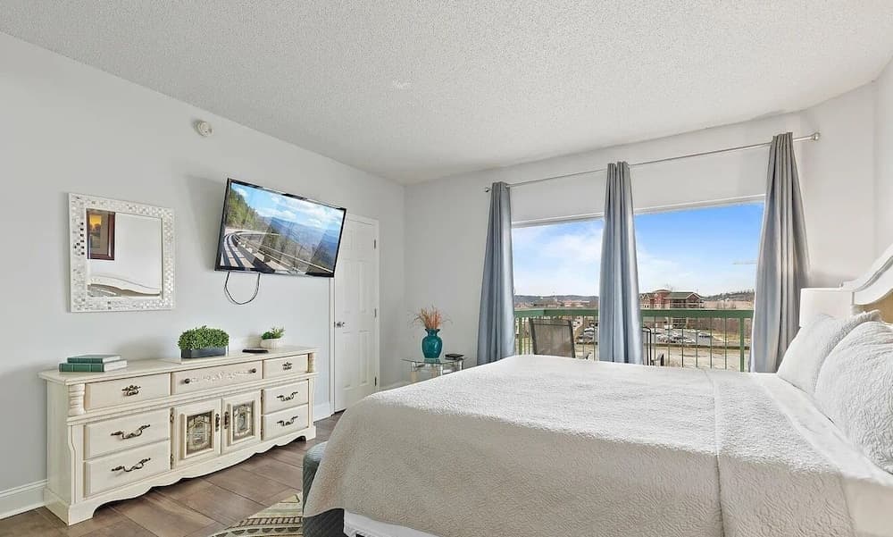 Smoky Mountains 610 3BD Condo with Fireplace and Jacuzzi Tub by RedAwning