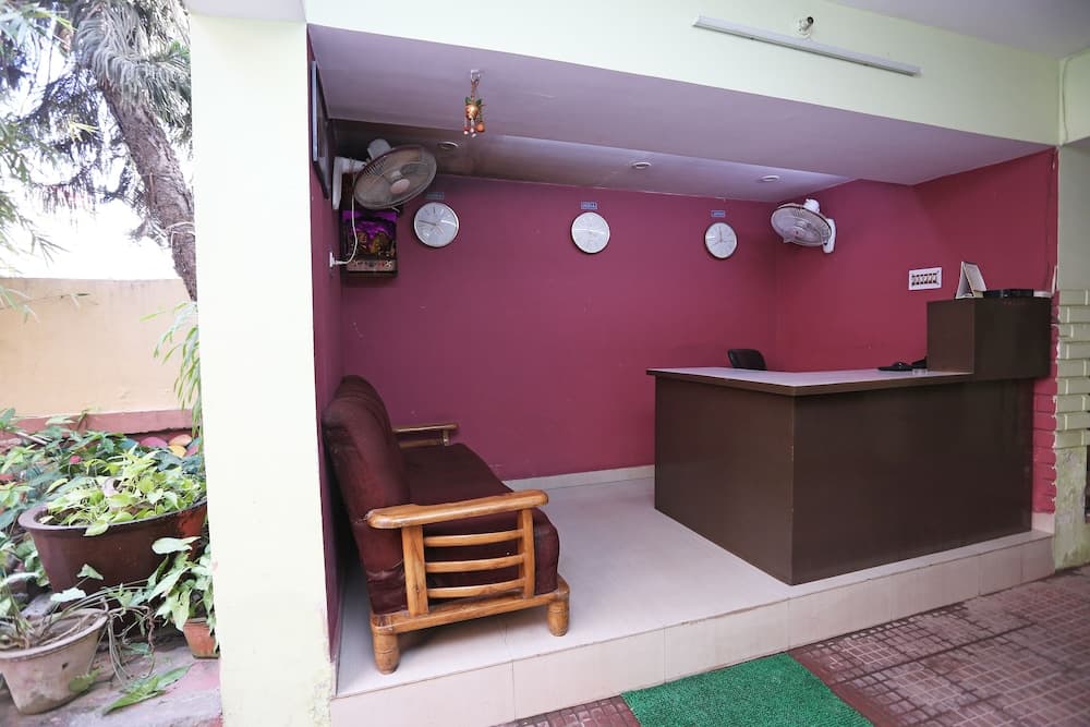 OYO 10674 Hotel Royal Inn