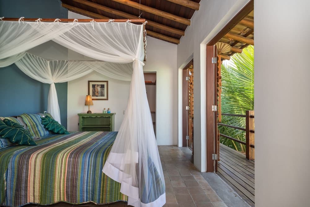 Vila do Outeiro em frente a praça da igreja