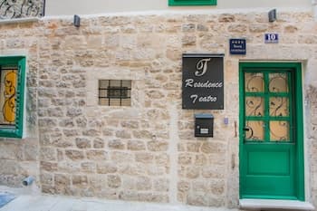 Residence Teatro - Near Cathedral of St James