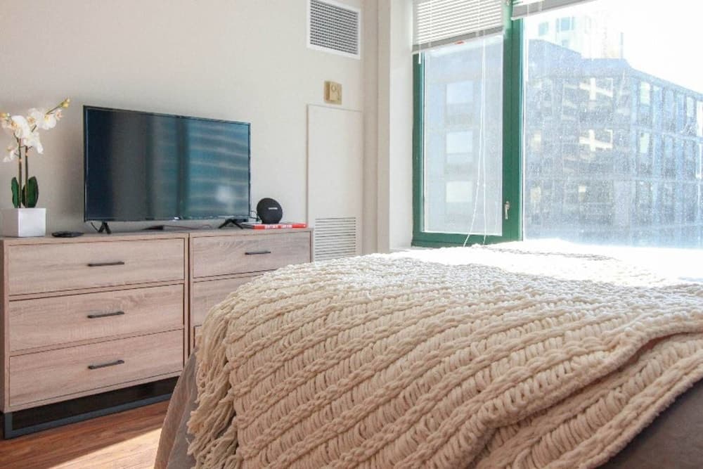 The Gulfstream - Vibrant Studio Heart of Downtown