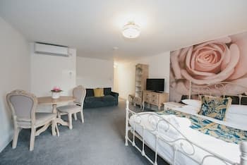 River Court Apartments by Paymán Club