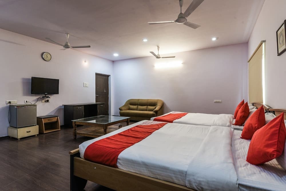 OYO 16633 Green City Club House