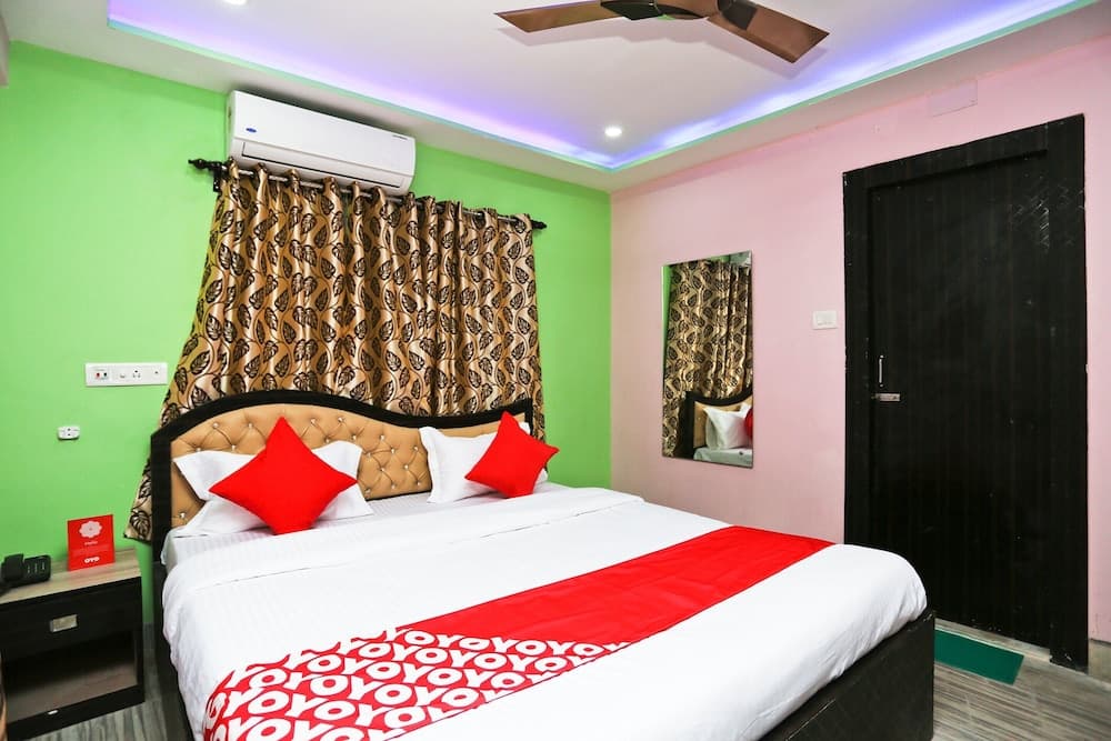 OYO 22566 Red Velvet Inn