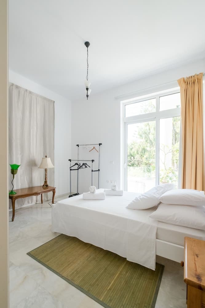 Steps to the beach family Home in Agioi Apostoloi