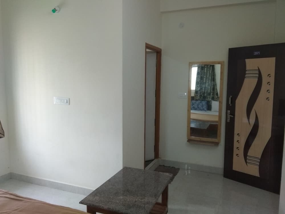 Iroomz Sri Srinivasa Residency