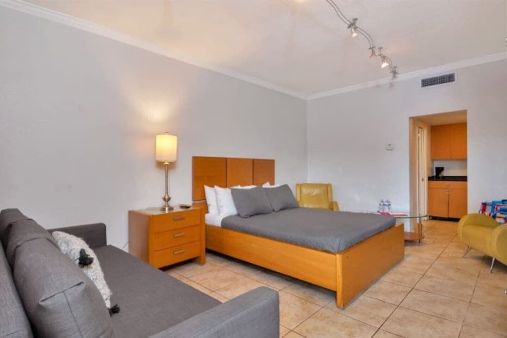 Amazing Apartment,hallandale Beach, Walk to Ocean!