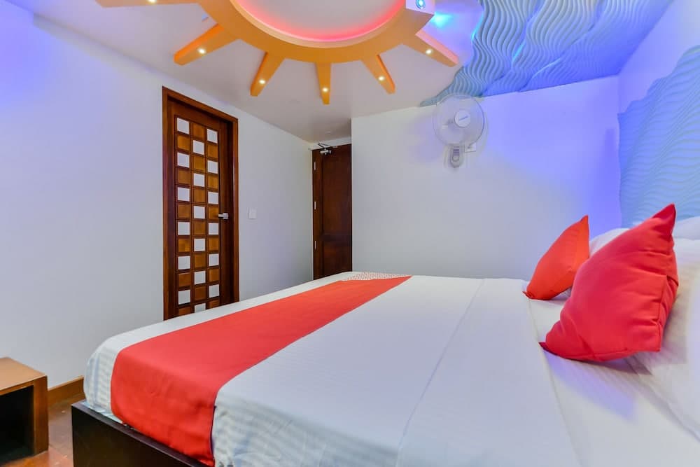 OYO 22759 Houseboat Luxury Smart Gold 6 BHK