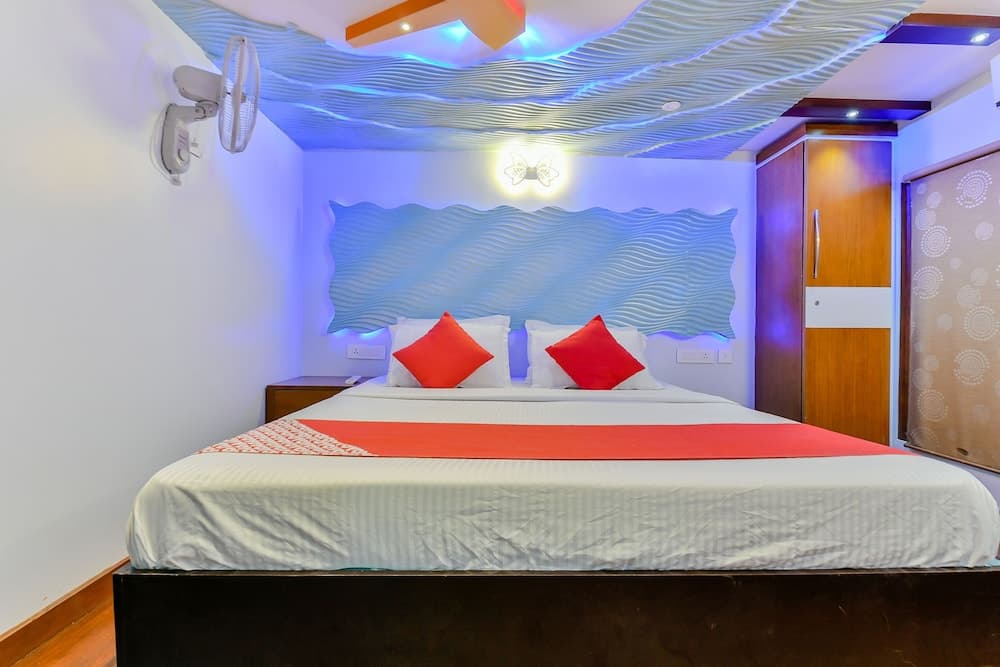 OYO 22759 Houseboat Luxury Smart Gold 6 BHK