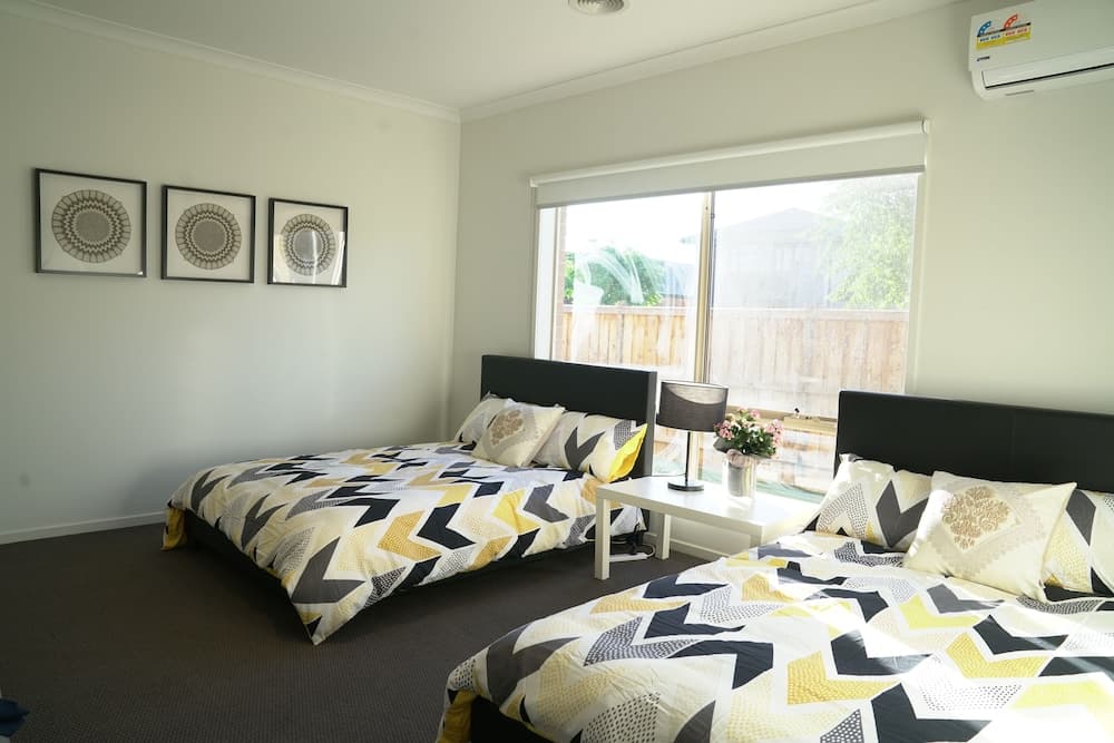 Classic 6brm Villa in Melbourne