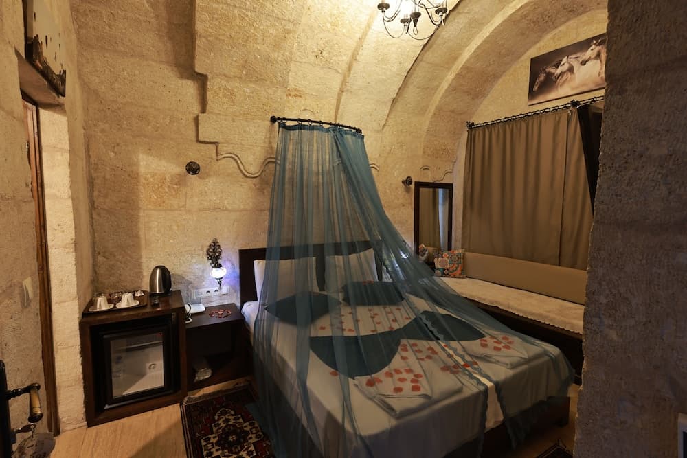 Tafana Cave & Stone Lodge