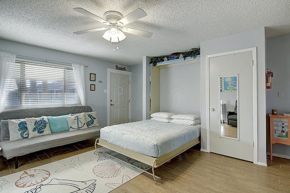 Courtyard #201 Studio Bedroom Condo by RedAwning