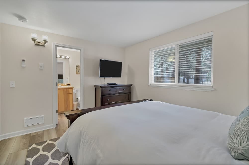 Riverwoods Relaxation 3 Bedroom Home by RedAwning