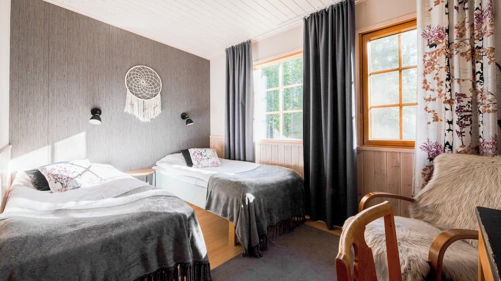 Isokenkäisten Klubi, Wilderness lodge