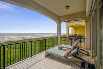 Incredible Views From Oceanfront 3 Bedroom Townhouse by RedAwning