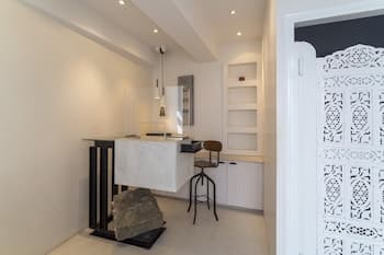 F Charm all Suites- Adults Only