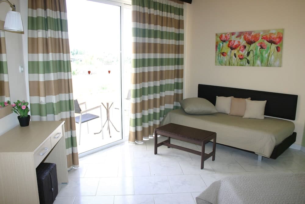 Lyristis Dinos Studios & Apartments