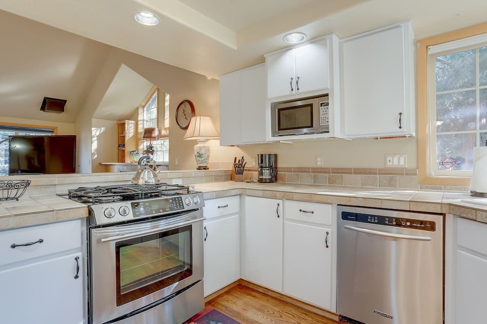 Pet-Friendly 13 Ollalie Home features Double Car Garage by RedAwning