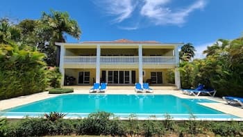 Villa Hermosa a Spacious Villa Close to Downtown