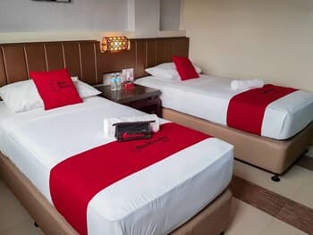 RedDoorz Plus near Holy Name Medical Center