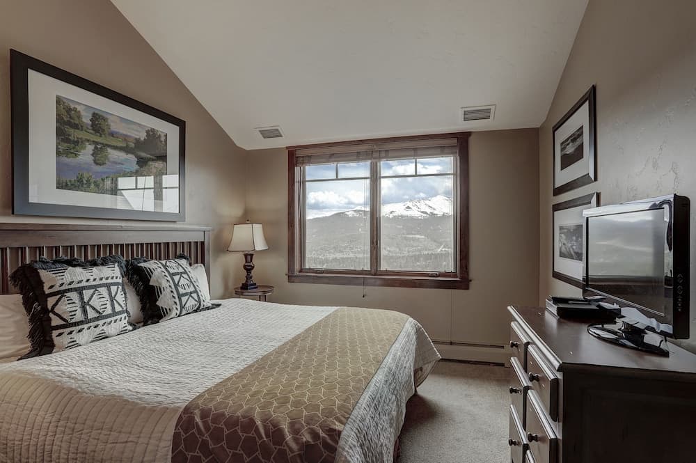 Ski-in, Ski-out Luxury 4 Bdrm/4 Bath On Peak 7 4 Bedroom Condo