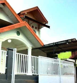 Almira Homestay near Airport - Hostel