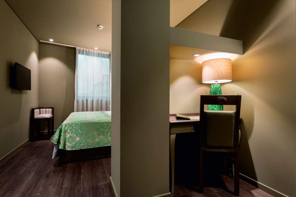 Hotel Jaguar Oporto - Airport to Hotel and City Center and Vice-Versa is a Free and Continuous Shuttle Service from 7AM to 8PM