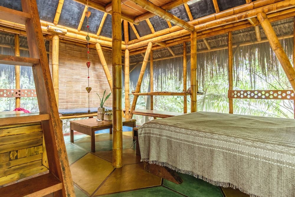 Universo Pol Bamboo Hostel