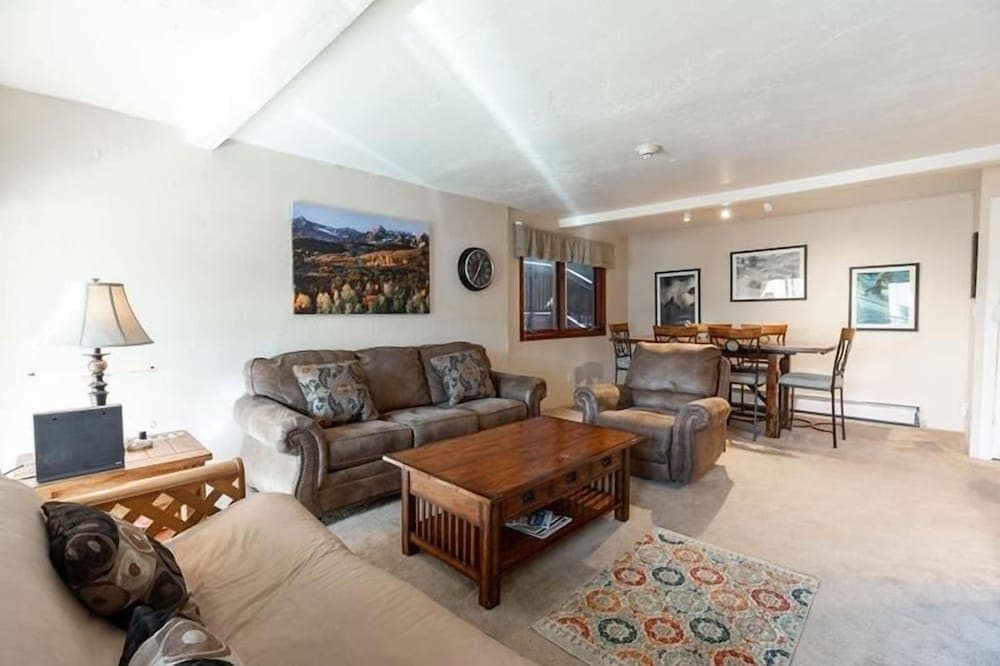 Breakaway West Ski Condo 1,5 miles from the Lifts by RedAwning
