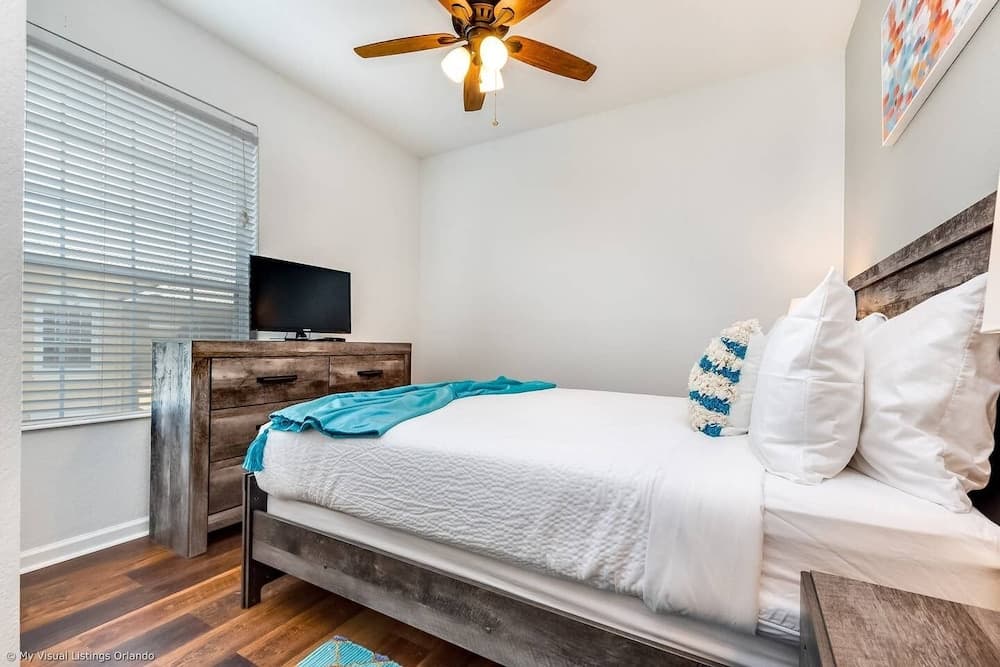 Enjoy Peaceful Lake View! Newly Decorated in Vista Cay - 3br/2b #3408