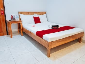 RedDoorz near Ramiro Community Hospital