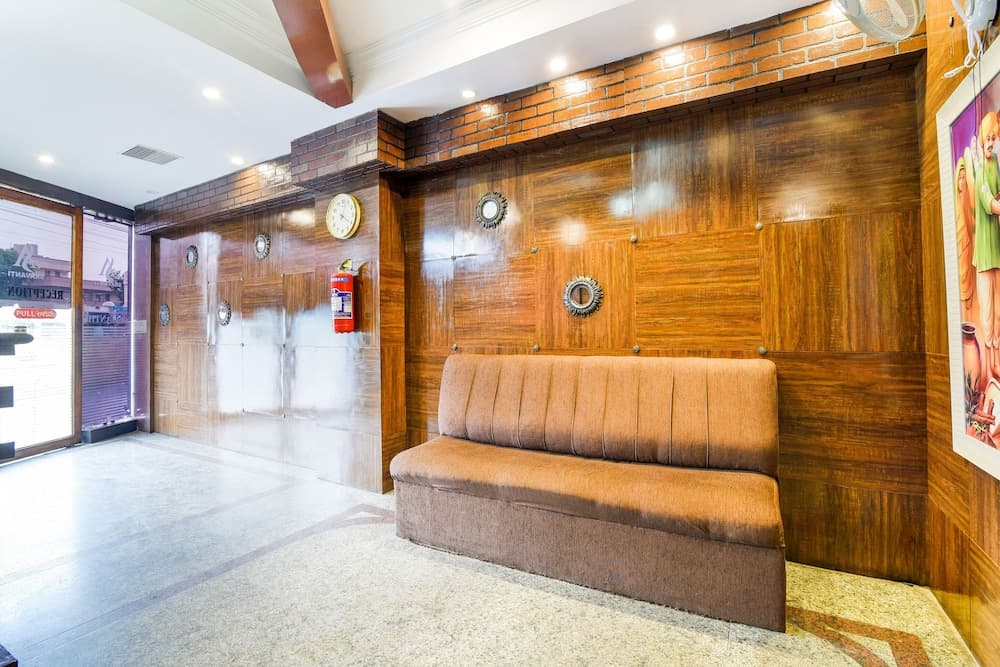 OYO Flagship 41595 Gayatri Grand