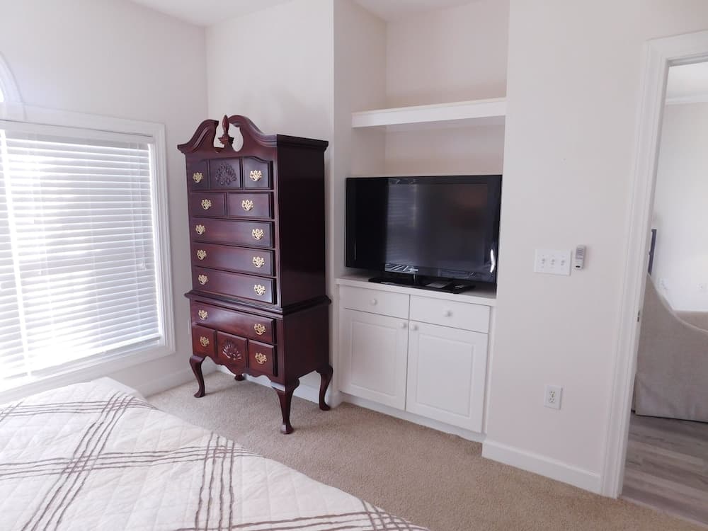 Wedgewood #714 2 Bedroom Condo by Redawning