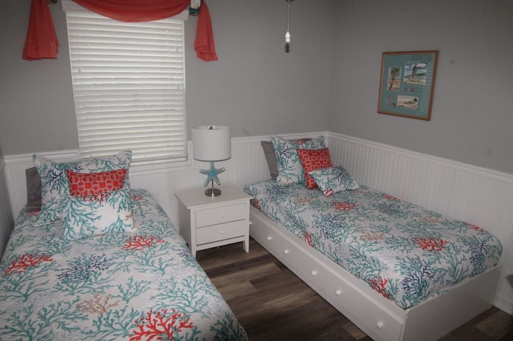 Pet Friendly, 3 BR, 2 BA, Private Pool - Sunset Harbor